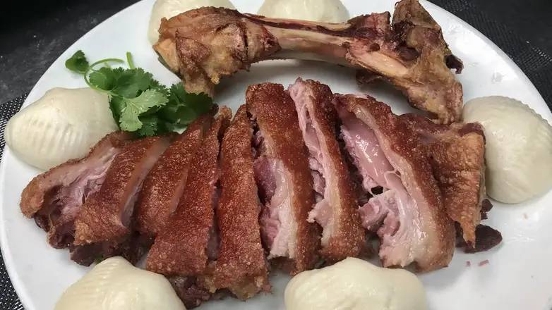 614. Crispy Pig Knuckle with Mini Steamed Buns 特色肴蹄膀